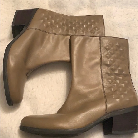 B. Makowsky Boots - Picture 2 of 8